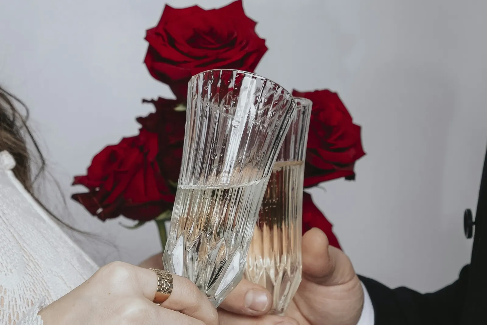 Two glasses of Champagne with red roses